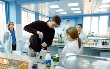 Магистранты московского вуза создали полезный энергетик на каштановом молоке