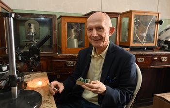 Уральский ученый обнаружил ценный минерал с редкоземельным металлом 