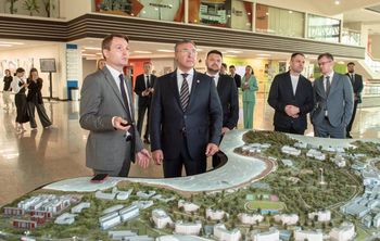 Министр высшего образования и науки РФ Валерий Фальков посетил Передовую инженерную школу ДВФУ