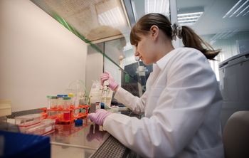 От молекул до микробов: НГУ запустил первую за Уралом лабораторию молекулярного инжиниринга