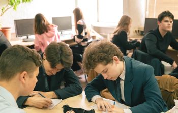 Научный инкубатор для школьников: в «Классах Вернадского» в КФУ постигают тайны наук 260 учеников