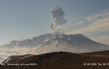 Новые станции КамГУ впервые зафиксировали извержение Мутновского вулкана на видео