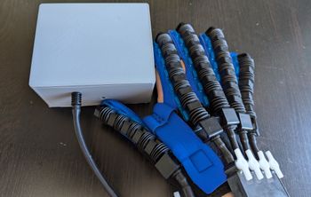 В ДГТУ разработали бионическую перчатку с нейроинтерфейсом для реабилитации после инсульта