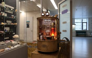 В НОЦ «Эволюция Земли» НГУ представили уникальный экспонат — симулятор кристаллообразования