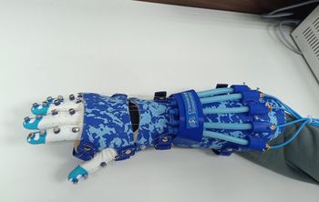 Ученые разработали перчатку для реабилитации пациентов со спастикой 