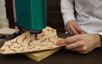 Молниеносный дизайн: ученый СПбГУПТД разработал технологию отделки натуральной кожи электрическим током