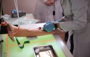 Цифровой наставник научит будущих медиков накладывать швы и ставить капельницы