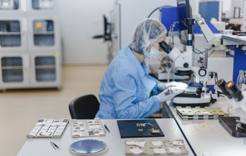 Микросхемы, чипы, УФ-литографы: как российские вузы поддерживают индустрию микроэлектроники