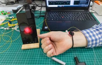 Ученые петербургского Политеха разработали устройство для диагностики сердечно-сосудистой системы с помощью смартфона