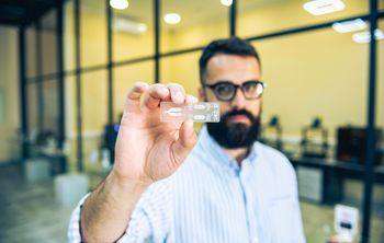 В ЮФУ разработали микрофлюидные чипы для ускоренного синтеза новых материалов